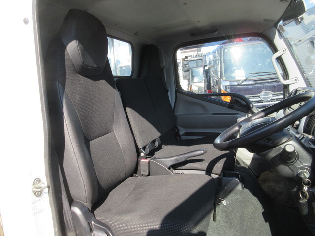 三菱ふそうキャンター平ボディ小型（2t・3t）[写真12]