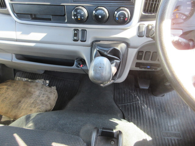 三菱ふそうキャンター平ボディ小型（2t・3t）[写真14]