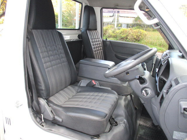 マツダボンゴ平ボディ小型（2t・3t）[写真16]