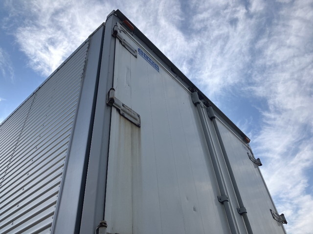 いすゞギガアルミウイング大型（10t）[写真02]