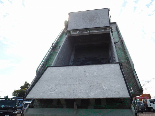 いすゞギガタンク車（タンクローリー）大型（10t）[写真10]