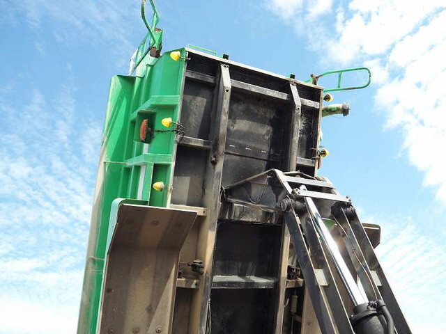 いすゞギガタンク車（タンクローリー）大型（10t）[写真12]