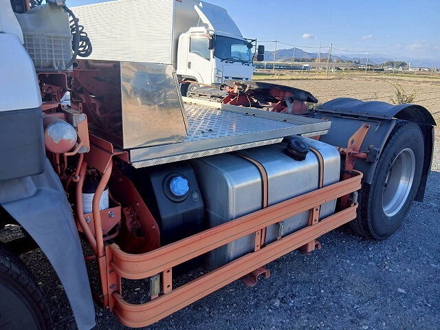 UDトラックスクオントレーラーヘッド（トラクターヘッド）大型（10t）[写真10]