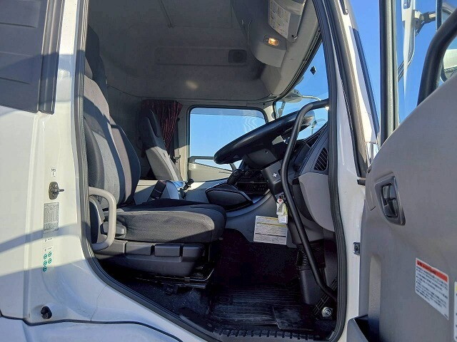 UDトラックスクオントレーラーヘッド（トラクターヘッド）大型（10t）[写真14]