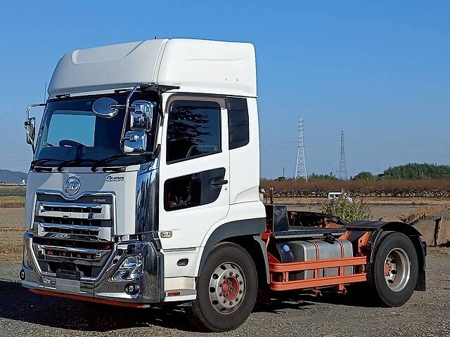 UDトラックスクオントレーラーヘッド（トラクターヘッド）大型（10t）[写真03]