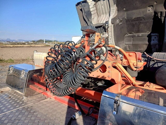 UDトラックスクオントレーラーヘッド（トラクターヘッド）大型（10t）[写真37]