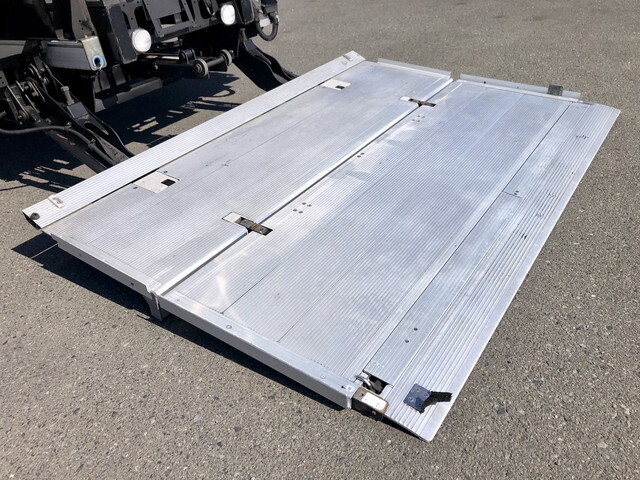 いすゞフォワード冷凍車（冷蔵車）中型（4t）[写真11]