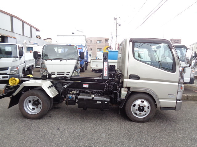 三菱ふそうキャンターコンテナ専用車小型（2t・3t）[写真04]