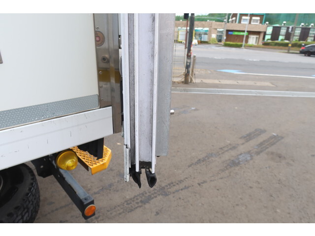 いすゞエルフ冷凍車（冷蔵車）小型（2t・3t）[写真11]