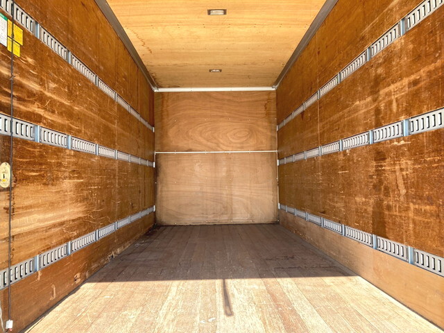 いすゞエルフアルミバン小型（2t・3t）[写真09]