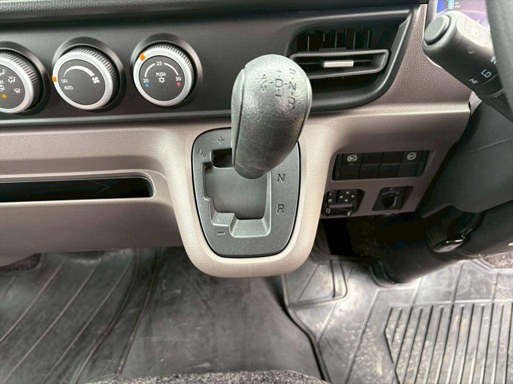 三菱ふそうキャンター平ボディ小型（2t・3t）[写真18]