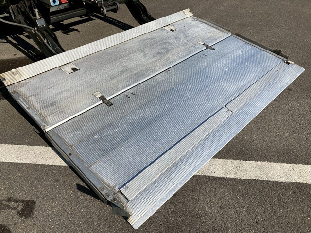 いすゞフォワードアルミウイング中型（4t）[写真09]