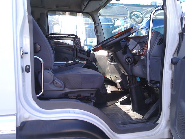 いすゞフォワードアルミバン中型（4t）[写真21]