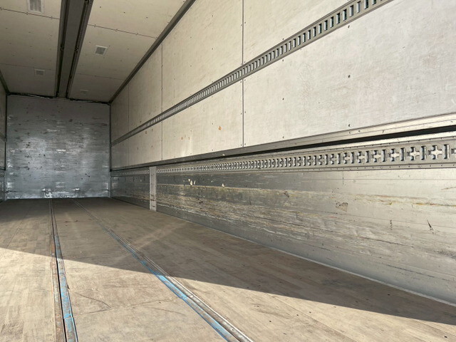 いすゞギガアルミウイング大型（10t）[写真13]