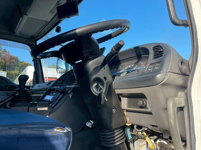 いすゞギガアルミウイング大型（10t）[写真20]