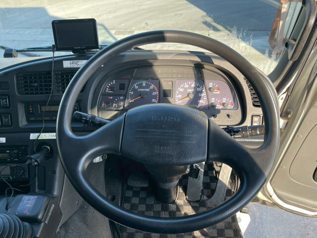 いすゞギガアルミウイング大型（10t）[写真23]