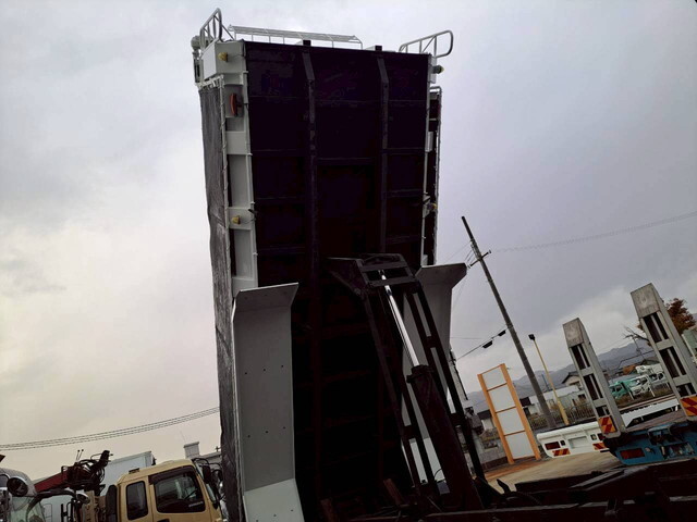 いすゞギガ深ダンプ（土砂禁ダンプ）大型（10t）[写真13]