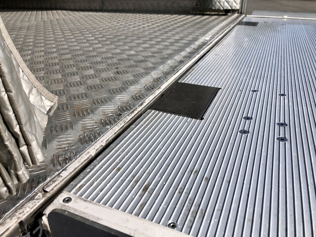 いすゞフォワード冷凍車（冷蔵車）中型（4t）[写真10]