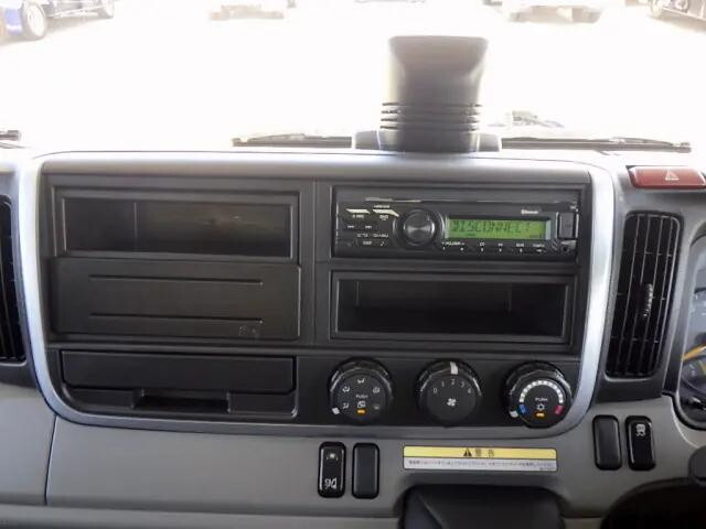 三菱ふそうキャンター平ボディ小型（2t・3t）[写真11]