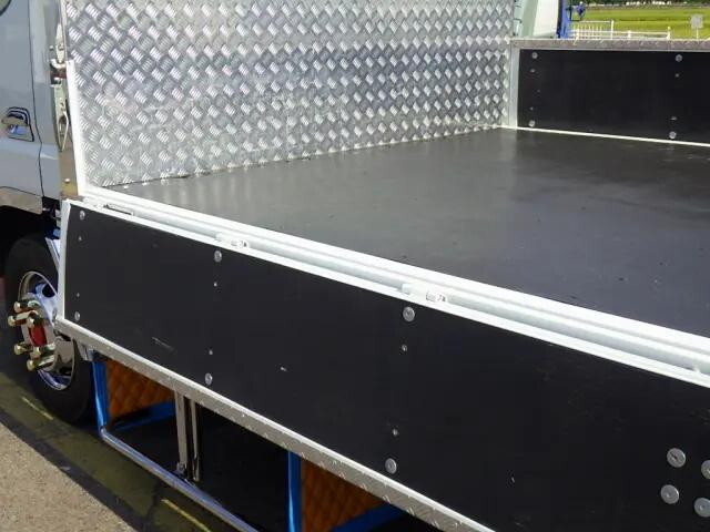 三菱ふそうキャンター平ボディ小型（2t・3t）[写真08]