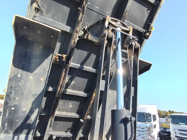 いすゞギガダンプ大型（10t）[写真09]