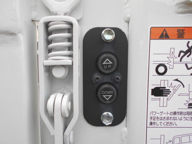 三菱ふそうキャンター平ボディ小型（2t・3t）[写真11]