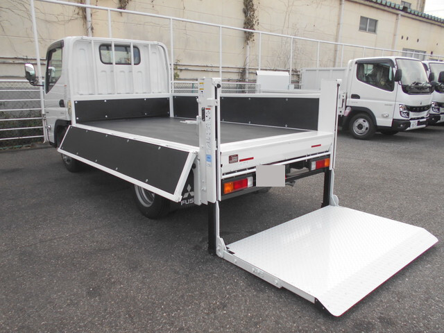 三菱ふそうキャンター平ボディ小型（2t・3t）[写真09]