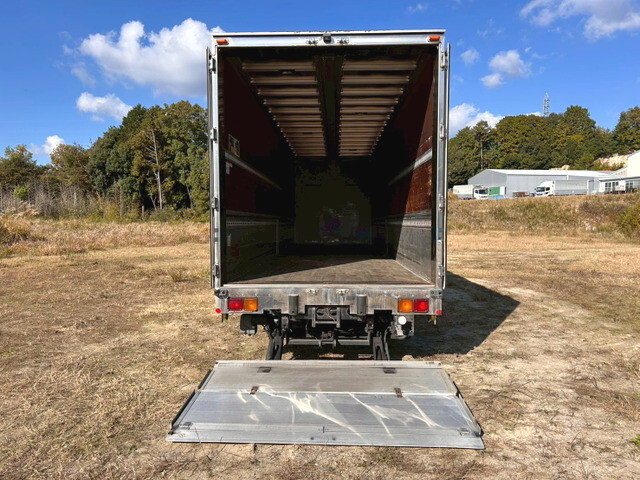 いすゞギガアルミウイング大型（10t）[写真10]