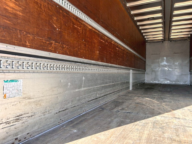 いすゞギガアルミウイング大型（10t）[写真12]