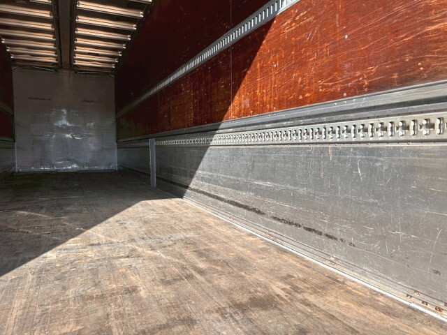 いすゞギガアルミウイング大型（10t）[写真13]