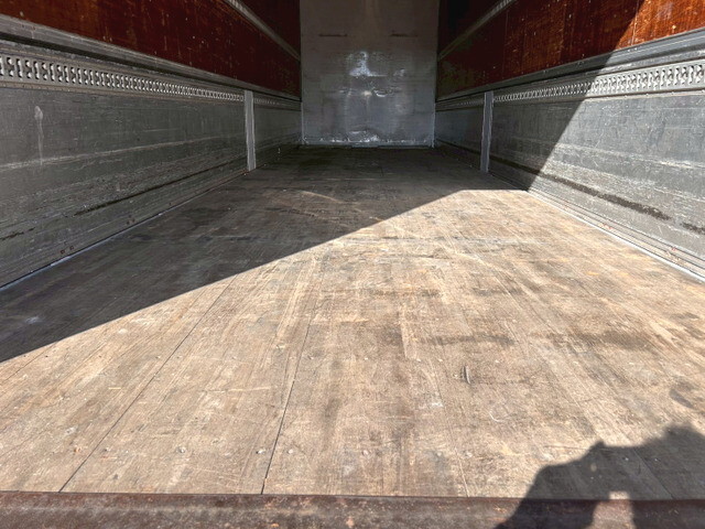 いすゞギガアルミウイング大型（10t）[写真14]