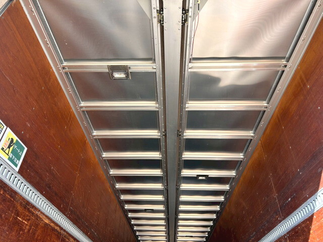 いすゞギガアルミウイング大型（10t）[写真15]