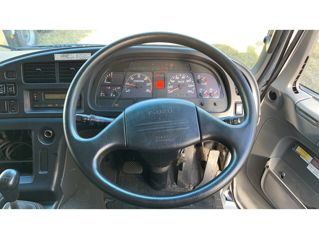 いすゞギガアルミウイング大型（10t）[写真27]