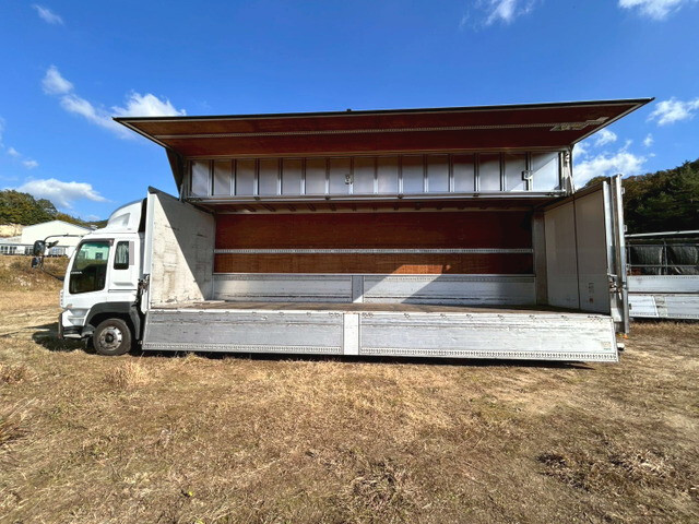 いすゞギガアルミウイング大型（10t）[写真06]