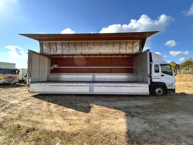 いすゞギガアルミウイング大型（10t）[写真08]