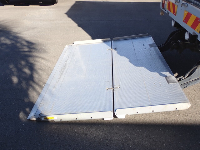 いすゞフォワードアルミウイング中型（4t）[写真10]