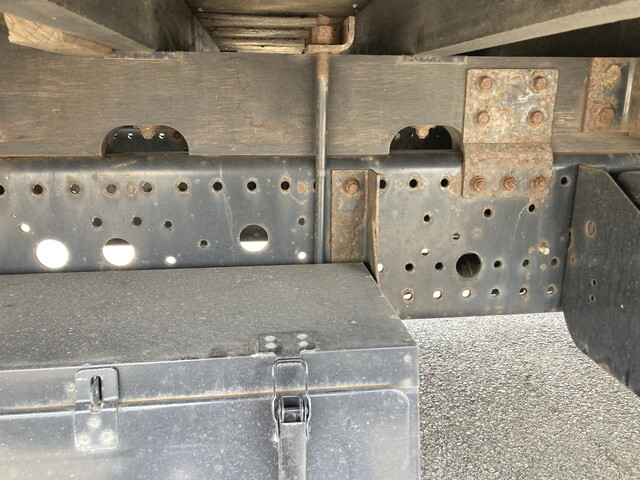 いすゞフォワード平ボディ中型（4t）[写真22]