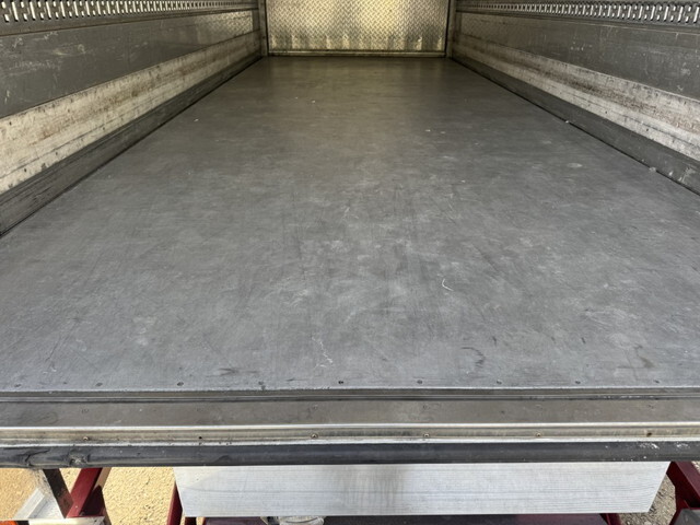 日野レンジャー冷蔵冷凍ウイング中型（4t）[写真10]