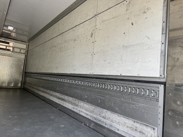 日野レンジャー冷蔵冷凍ウイング中型（4t）[写真12]