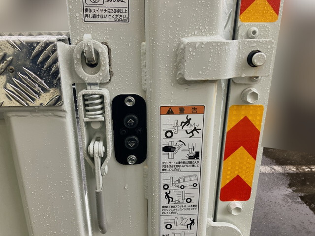 三菱ふそうキャンター平ボディ小型（2t・3t）[写真11]