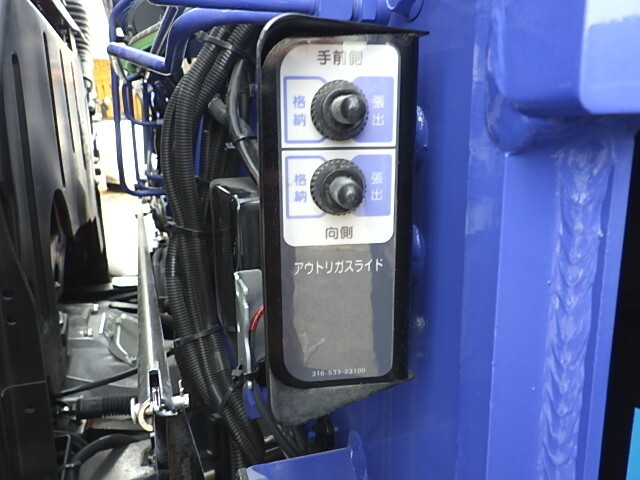 三菱ふそうスーパーグレートセルフクレーン4段大型（10t）[写真28]