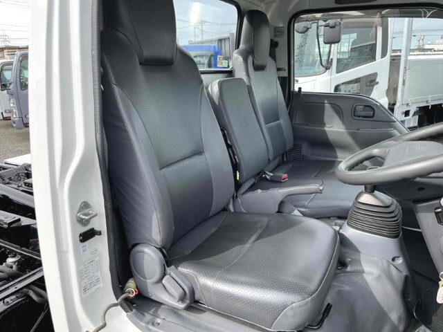 いすゞエルフコンテナ専用車小型（2t・3t）[写真32]