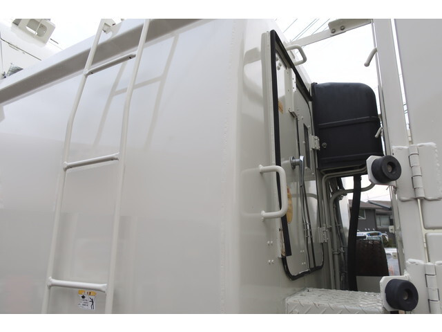 日野レンジャーパッカー車（塵芥車）中型（4t）[写真21]