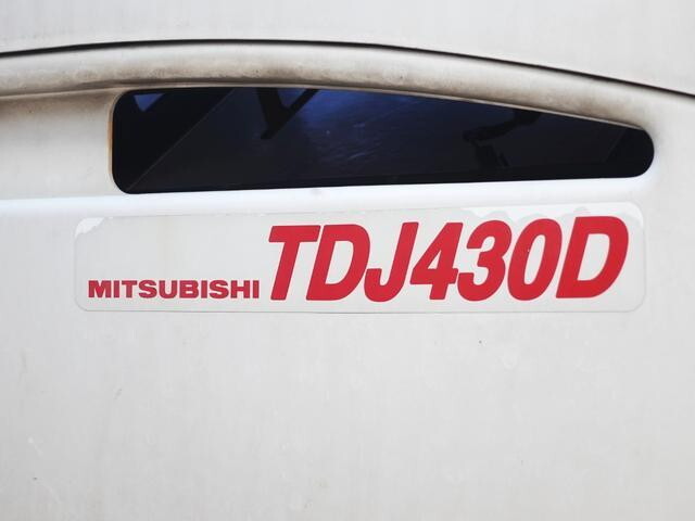 いすゞフォワード冷蔵冷凍ウイング中型（4t）[写真12]