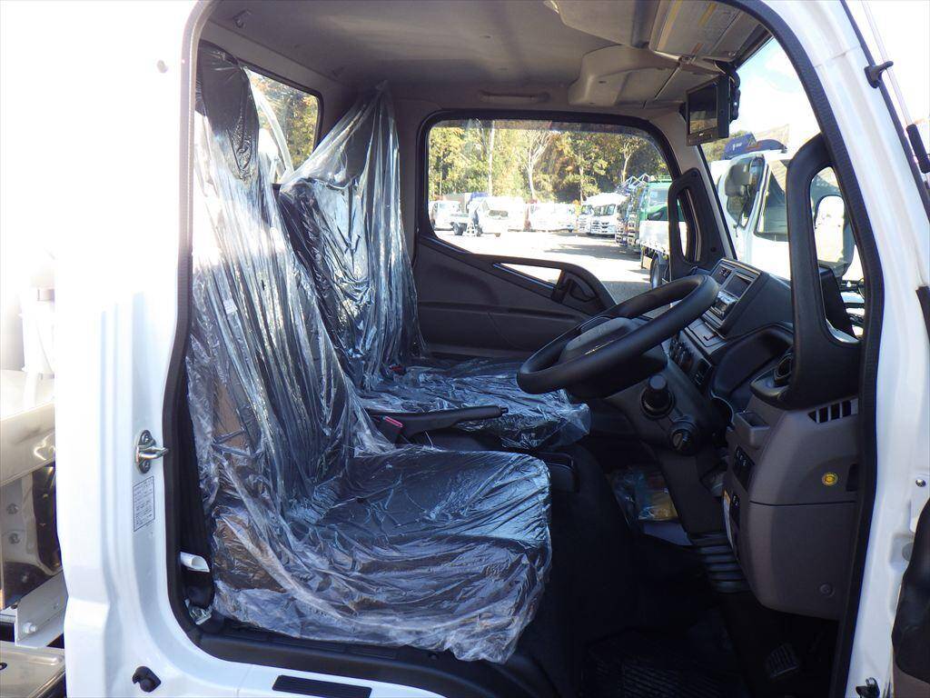 三菱ふそうキャンタータンク車（タンクローリー）小型（2t・3t）[写真21]