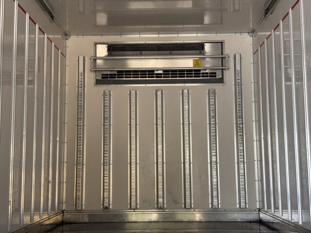 いすゞエルフ冷凍車（冷蔵車）小型（2t・3t）[写真08]