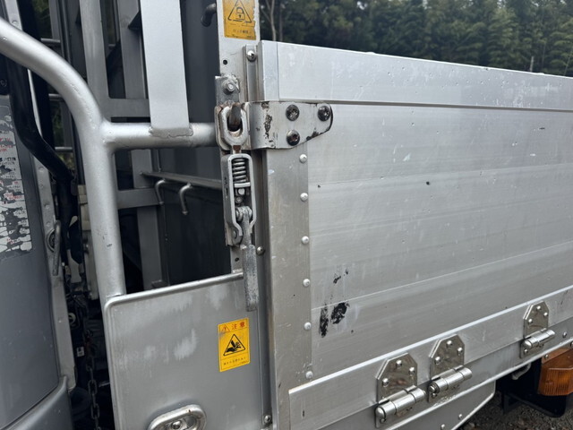 三菱ふそうファイターアルミブロック中型（4t）[写真37]