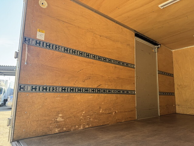 三菱ふそうキャンターアルミバン小型（2t・3t）[写真15]