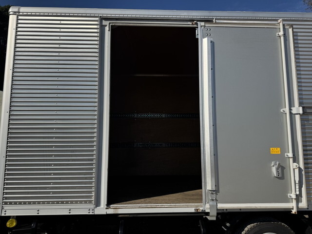 三菱ふそうキャンターアルミバン小型（2t・3t）[写真06]