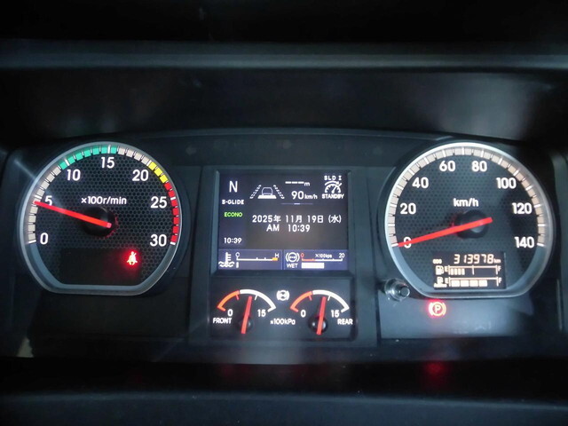 いすゞギガアルミウイング大型（10t）[写真16]